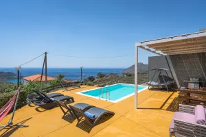 Mirthios Villa panoramique sur la côte sud avec piscine, grand espace extérieur, terrasse sur le toit avec vue imprenable et coucher de soleil