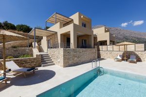 Maison privée Mariva avec piscine et jardin, intimité ultime entourée de vues emblématiques dans le sud de la Crète