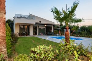 Cette élégante nouvelle maison de vacances de luxe en Crète offre une foule de commodités modernes pour de merveilleuses vacances en Grèce.