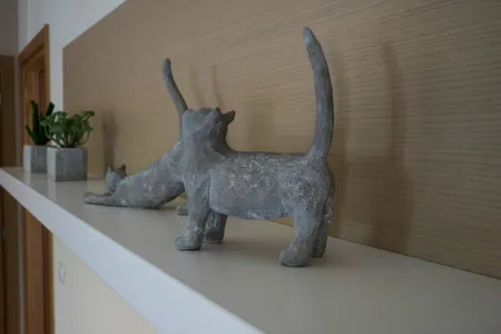 cat statue