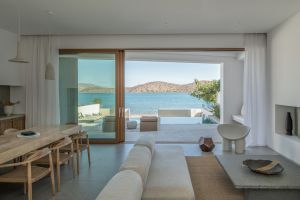 Cette élégante nouvelle villa de luxe en Crète Mimaze à Elounda est idéale pour la famille et les amis