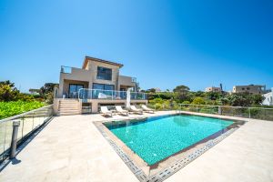 Cette nouvelle villa branchée Poseidon One à La Canée est équipée de tout le confort moderne pour des vacances de luxe.