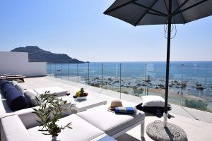 Cette maison de luxe moderne Nostos à Plakias est entièrement équipée avec tout le confort moderne et une vue imprenable sur la mer.