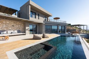 Kokomo Villa est une nouvelle villa grecque à la mode à La Canée, en Crète, élégamment conçue et équipée d'équipements modernes pour des vacances de luxe.