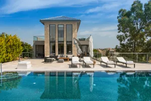 Faisant partie du complexe de villas de vacances Sea Crete Villas, Sea View 2 est une nouvelle villa grecque chic à Tersanas, décorée à la mode et équipée d'équipements contemporains pour des vacances exclusives.