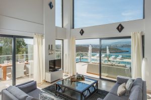 Часть стильного курортного комплекса Seafront 2 представляет собой уединенную новую греческую виллу в Калатасе, со вкусом оформленную и оснащенную всеми современными удобствами для роскошного уединенного отдыха.