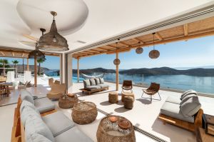 Nouvelle villa élégante Serenity Art près du village d'Elounda en Crète, la destination idéale pour des vacances relaxantes et privées.