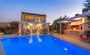 Villa de luxe chic Penelope dans le village de Kato Gouves en Crète, la destination idéale pour des vacances reposantes et privées.