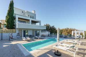 Villa de luxe moderne en chêne à Réthymnon, en Crète, entièrement équipée avec tout le confort moderne et une vue imprenable sur la mer.
