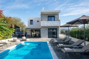 Newly renovated villa Queen Bee in Prinos in Rethymno, Crete, pet-friendly and fully-equipped 