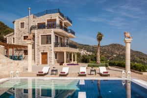 Retraite de luxe exclusive Bella Mare dans la ville perchée de Rogdia en Crète.