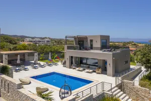 Located in Kato Galatas in Chania, Esperia Villa luxury accommodation welcomes large families and groups of friends.