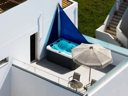  private balcony/ jacuzzi