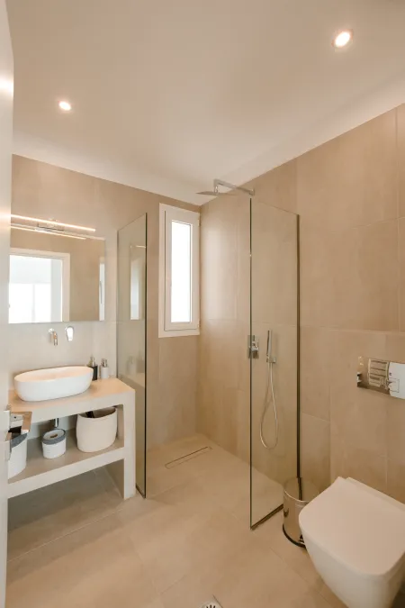   Ensuite bathroom