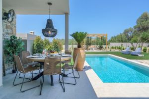 Die neue, stilvolle Villa Leba bietet alle modernen Annehmlichkeiten für einen idyllischen Kurzurlaub auf einer griechischen Insel