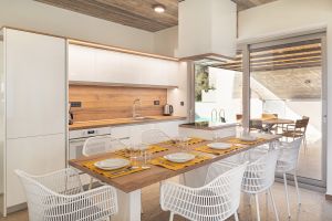 Nouvelle exquise villa en Crète Domus Aestas Myrtia offrant toutes les commodités modernes pour des vacances parfaites sur une île grecque
