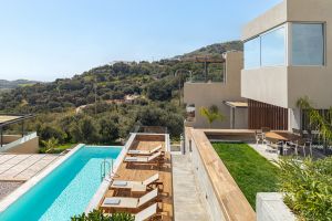 L'élégante villa nouvellement construite Domus Aestas Elia offre une multitude d'équipements modernes pour des vacances idéales sur une île grecque.