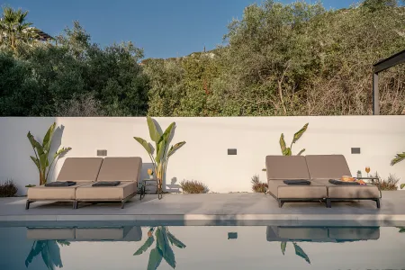  sunbeds by the pool