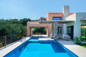 Neu erbaute Villa mit privatem Pool, die alle besten Annehmlichkeiten für einen idealen griechischen Urlaub bietet.