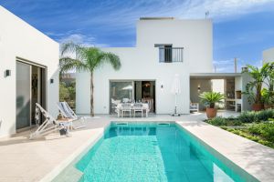 Nouvelle Villa Tessera moderne offrant toutes les commodités pour une escapade idyllique et exclusive sur une île grecque