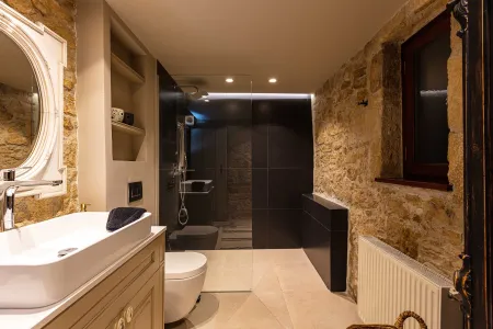  Ensuite bathroom