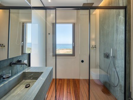   Ensuite bathroom