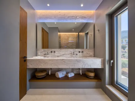   Ensuite bathroom