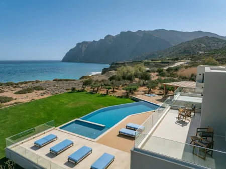  Pool and sea view