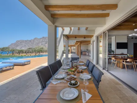  Outdoor dining area