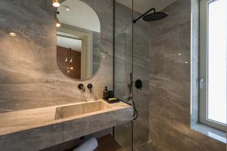  Ensuite bathroom