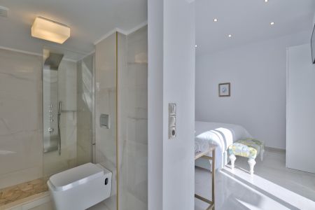  en suite bathroom