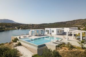 Maison de vacances de luxe Imperial avec piscine à débordement et vue imprenable sur la mer au sommet d'une colline