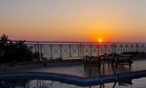 Atemberaubender Blick auf das Meer und den Sonnenuntergang in der Villa Meliti mit privatem Pool in der Nähe des Strandes von Elafonisi