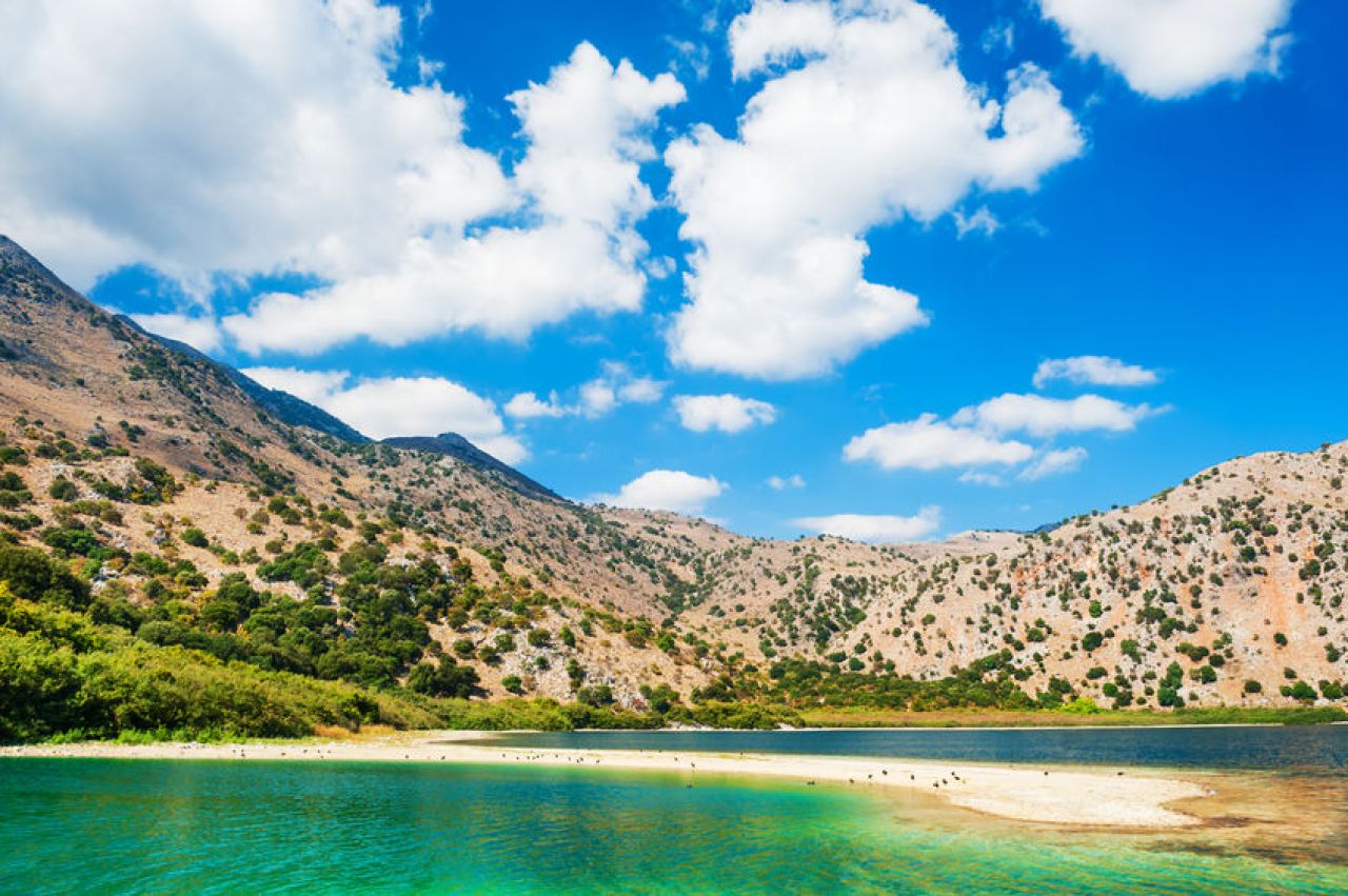 Остров Крит озеро в горах