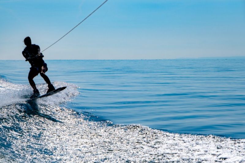 Аквапарки и водные виды спорта: лучшие морские развлечения на Крите